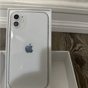 Pre owned iphone 11 in mint condition At&t